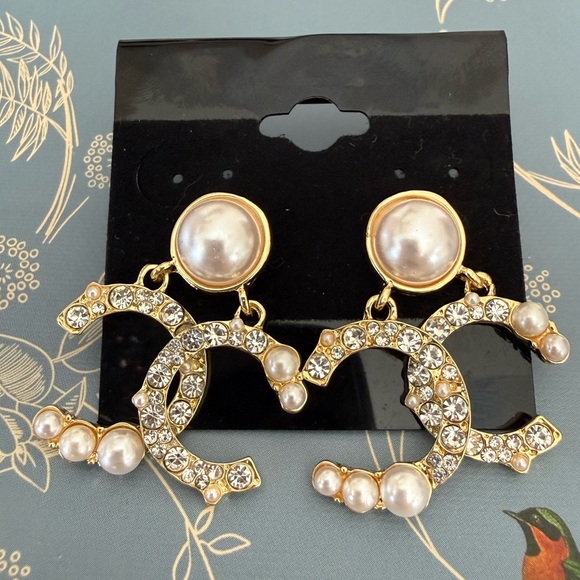 Elegant Gold and Pearl Earrings - Picture 3 of 4